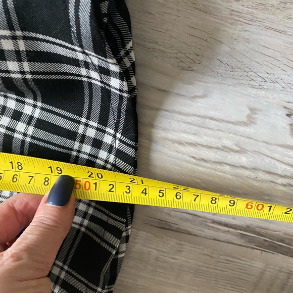 Pleated Skater Skirt black white Torrid 2 - EUC- punk goth cool plaid tartan - Picture 9 of 12